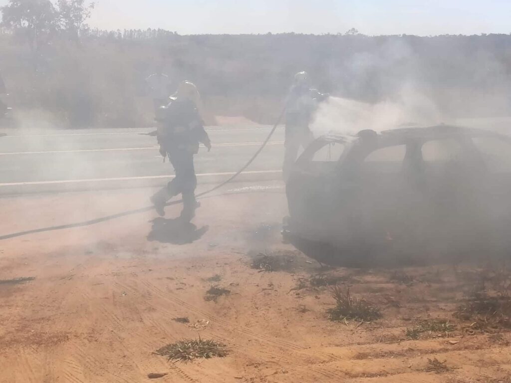 Carro pega fogo e chamas causam incêndio às margens da GO-213, em Caldas Novas