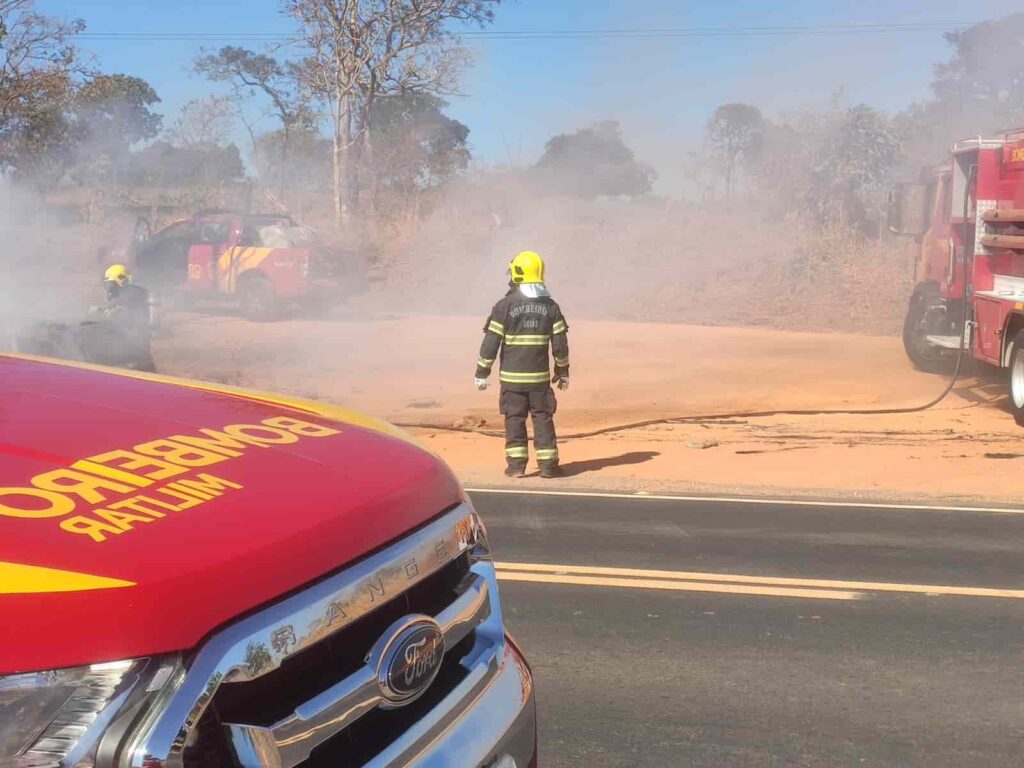 Carro pega fogo e chamas causam incêndio às margens da GO-213, em Caldas Novas