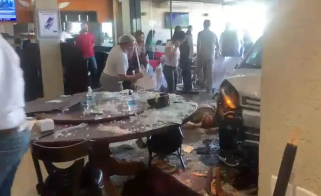 Cerca de 11 pessoas ficam feridas após carro invadir restaurante, em Goiânia