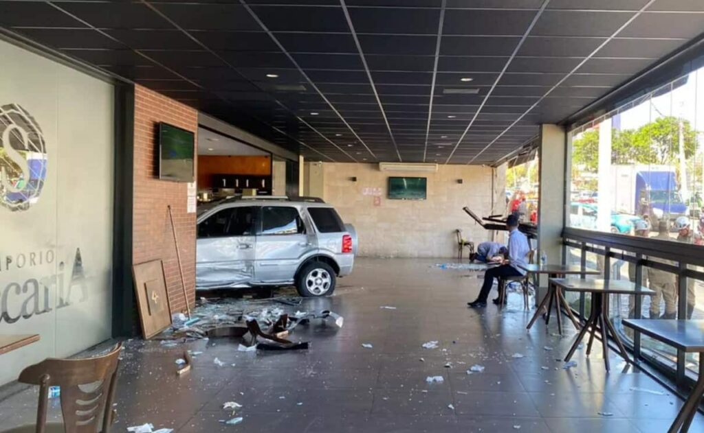 Motorista que invadiu restaurante no Jardim Goiás presta depoimento, em Goiânia