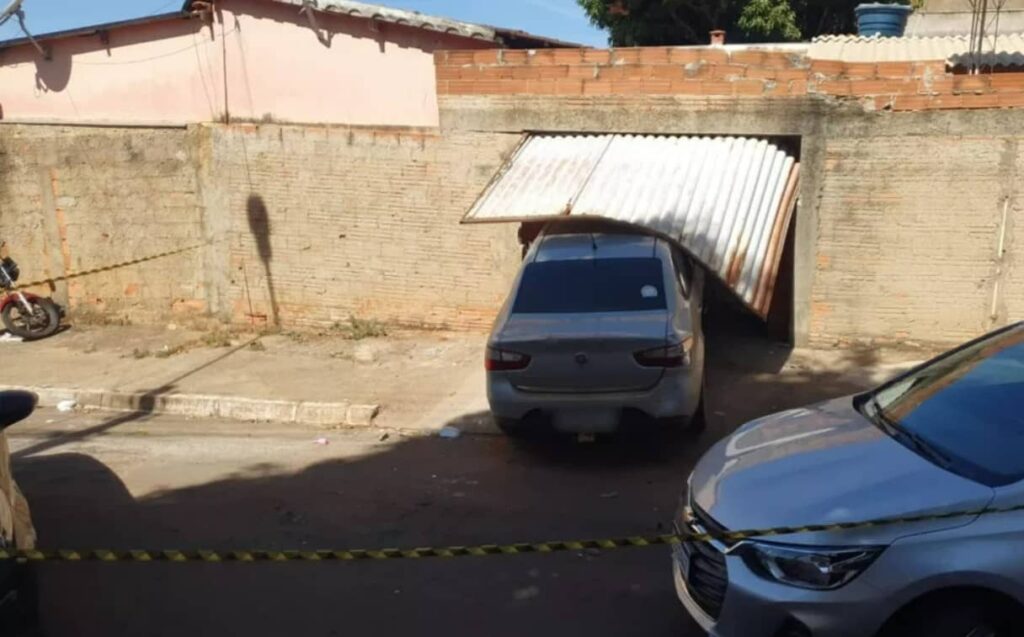 Preso suspeito de matar esposa e enteada tenta atropelar delegado, em Goiânia