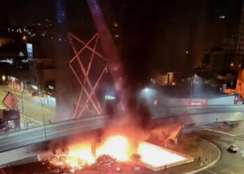 Trânsito na Avenida T-63 é interditado após viaduto pegar fogo, em Goiânia