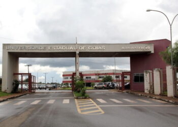 UEG publica edital para área administrativa com salários de até R$ 5,3 mil