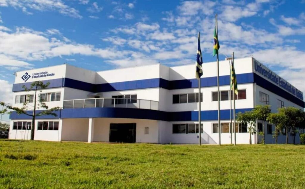 UEG publica edital para área administrativa com salários de até R$ 5,3 mil