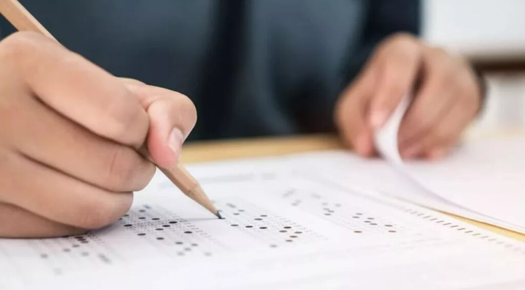 UEG publica edital para área administrativa com salários de até R$ 5,3 mil