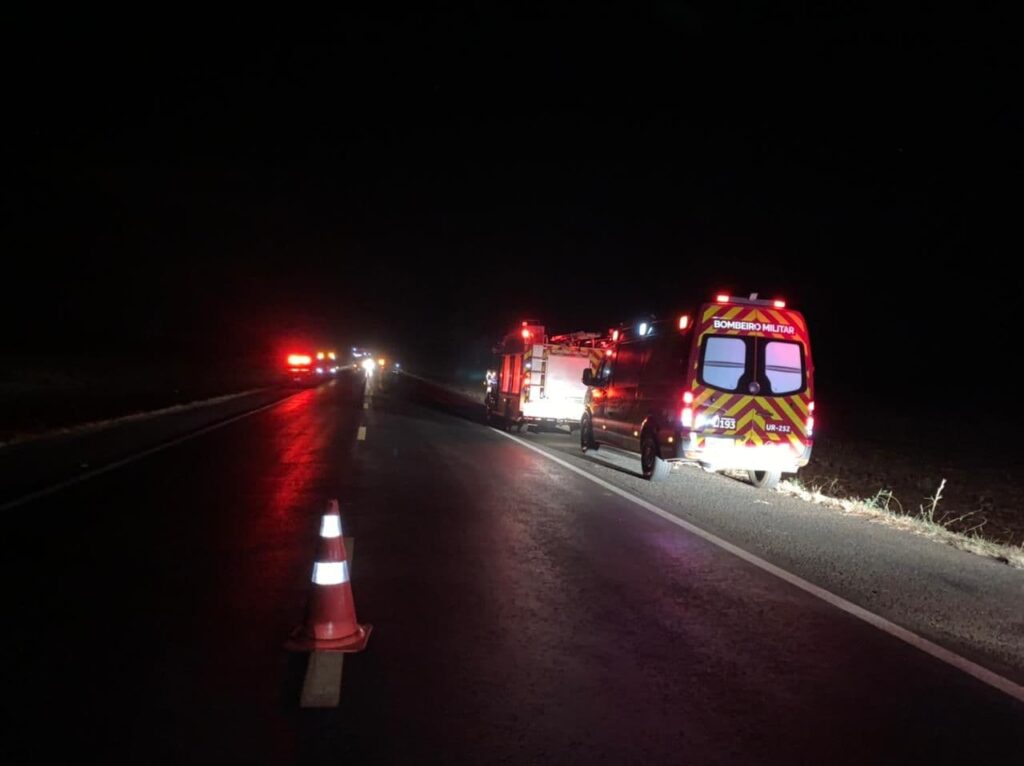 Acidente com ônibus deixa duas pessoas mortas e 50 feridas na BR-153, em Uruaçu