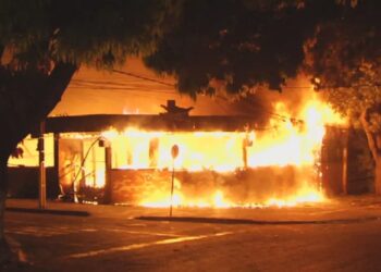 Bar em Goiânia fica destruído após incêndio; veja vídeo