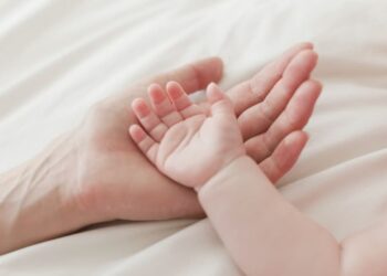Bebê de 9 meses deve doar medula para salvar  irmão de 8 anos com anemia falciforme