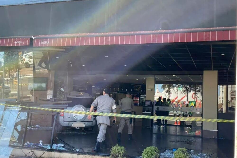 Carro que invadiu restaurante de Goiânia causou queimaduras nas vítimas