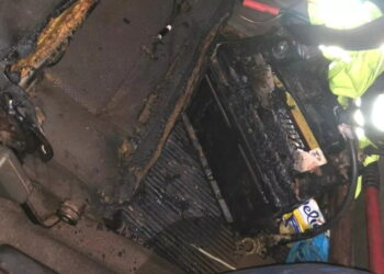 Criança fica gravemente ferida após bateria de carro explodir, em Jataí