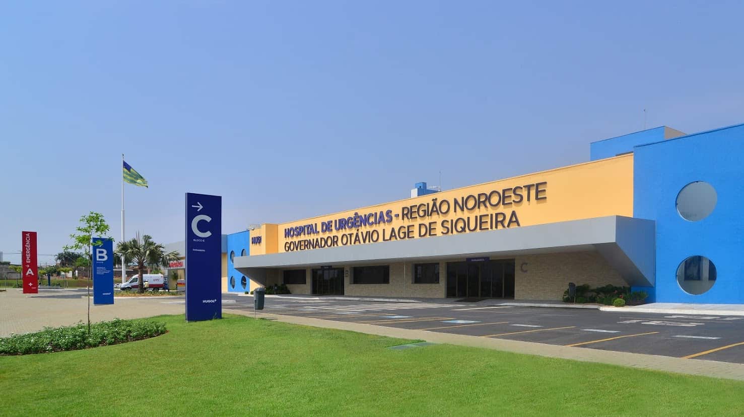 Criança fica gravemente ferida após bateria de carro explodir, em Jataí