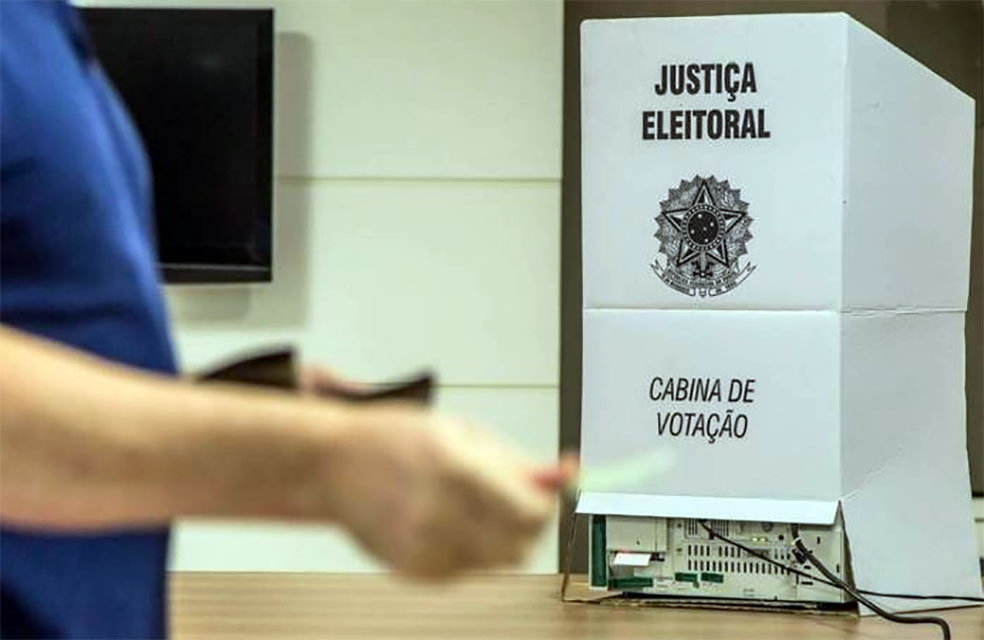 Eleições 2022: levar celular para a cabine de votação vira crime eleitoral