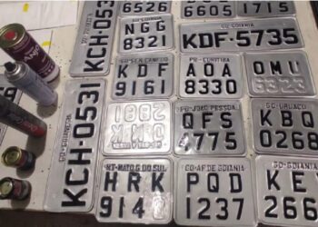 Fábrica clandestina de placas automotivas é interditada pela PM, em Goiânia