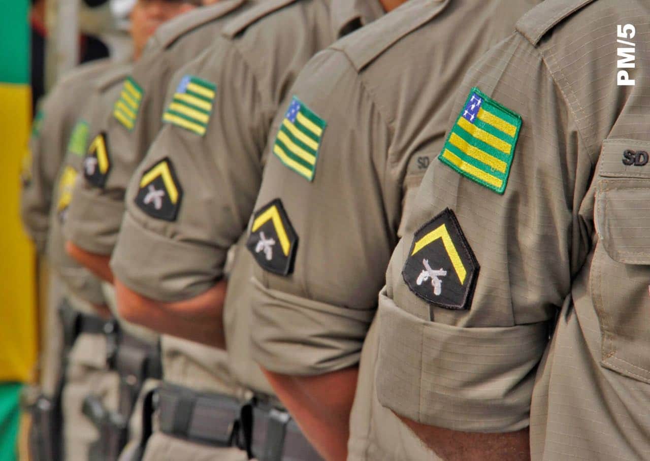 Homem faz refém, foge da polícia, capota carro e morre na GO-020, em Goiás