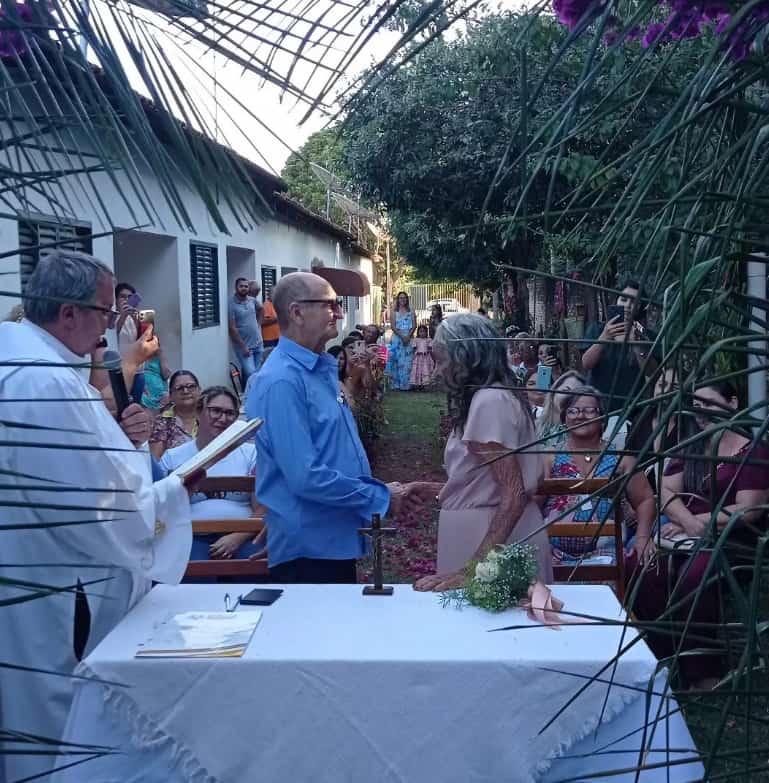 Idosos de 78 e 92 anos se casam em abrigo de Caçu após 4 meses de namoro