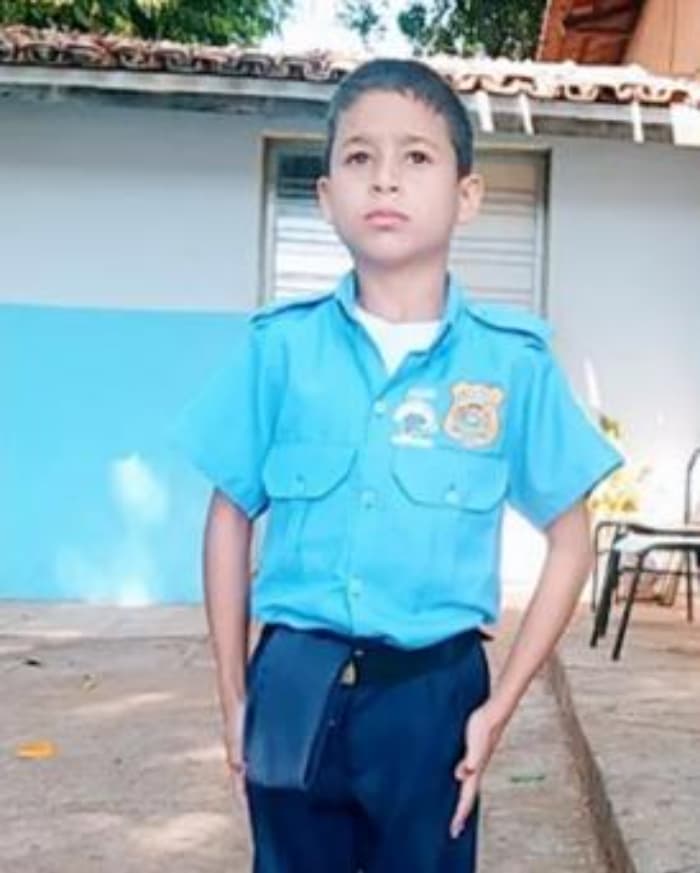 Menino que desenhou próprio álbum da Copa do Mundo se emociona ao receber livro oficial