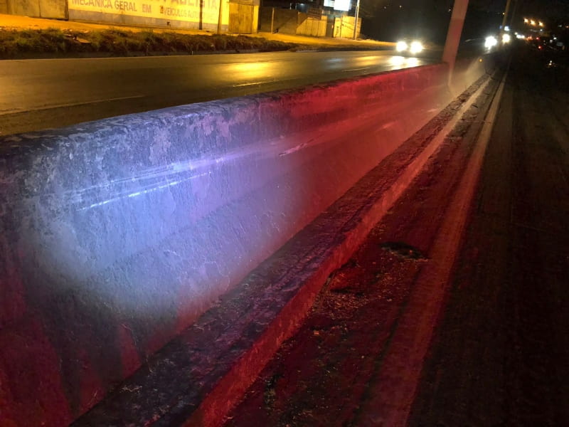 Motociclista morre após colidir com mureta central da BR-153, em Goiânia