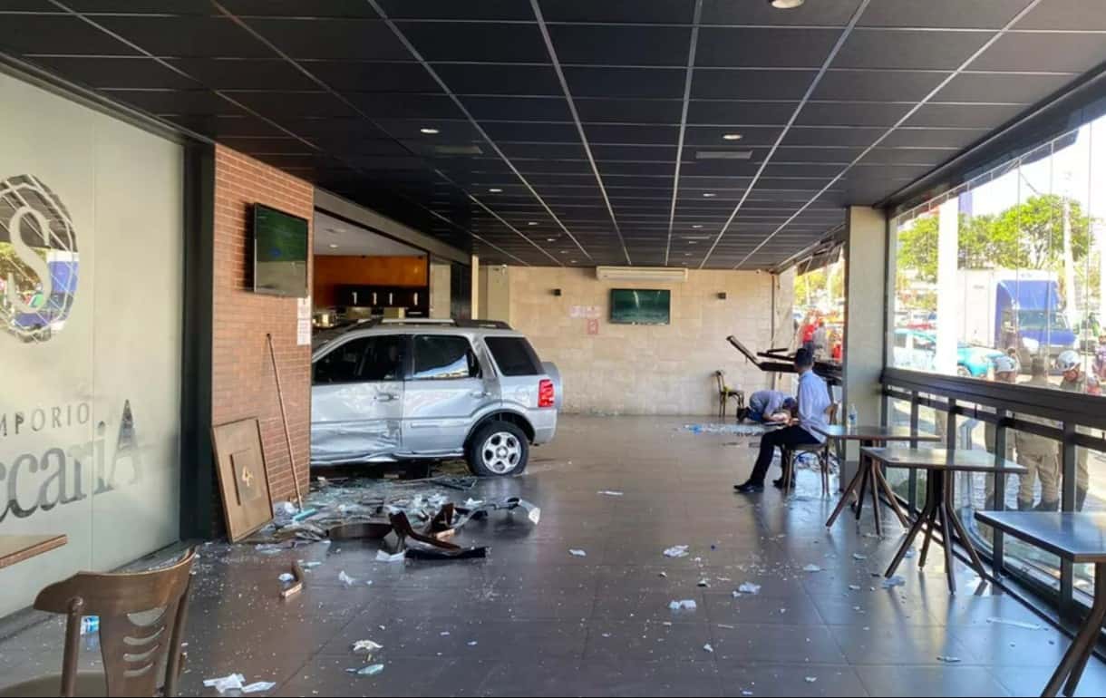 Motorista que invadiu restaurante no Jardim Goiás, em Goiânia, é indiciada