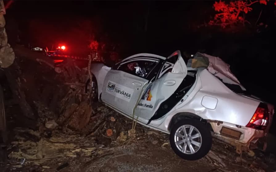Grave acidente entre carro e caminhão deixa cinco mortos na GO-060
