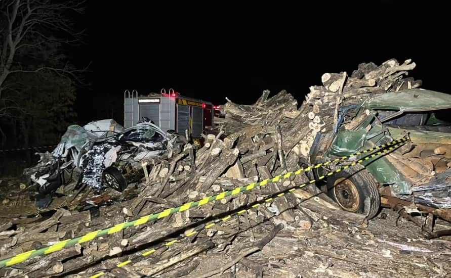 Grave acidente entre carro e caminhão deixa cinco mortos na GO-060