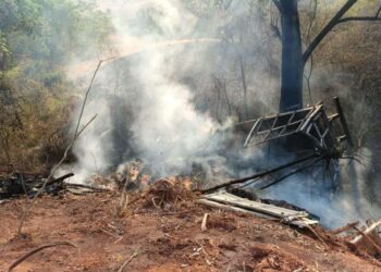 Mulher morre após acidente entre carreta e carro na BR-153, em Jaraguá