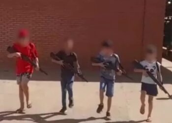 Secretaria apura caso onde crianças marcham com réplicas de fuzis em escola, em Goiás