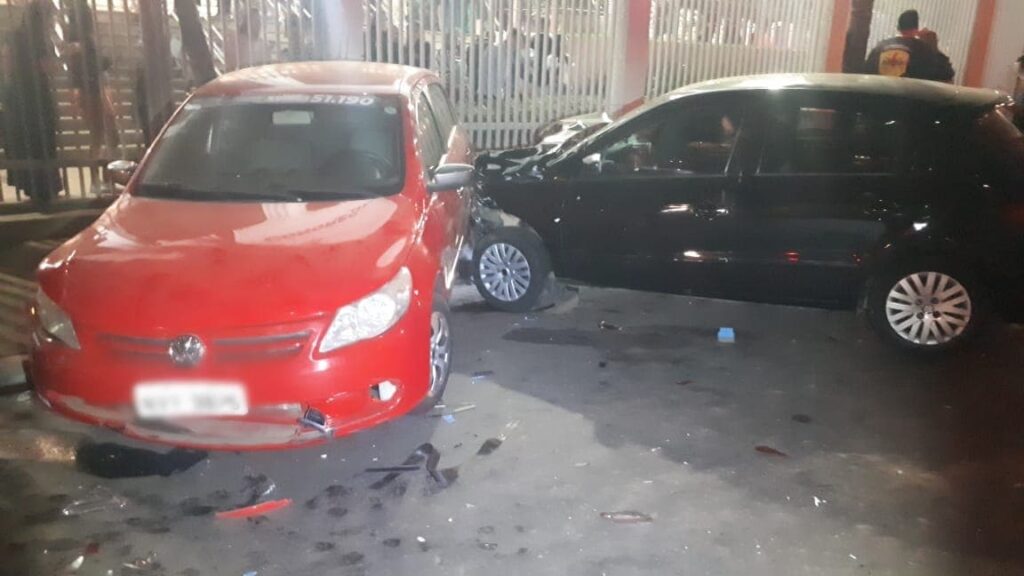 Sete pessoas ficam feridas em acidente entre carros no Parque Amazônia, em Goiânia