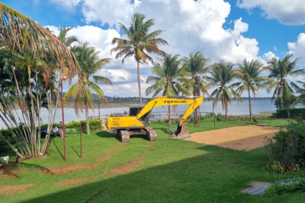 Após decisão da justiça, mansões são demolidas à beira de lago em Três Ranchos