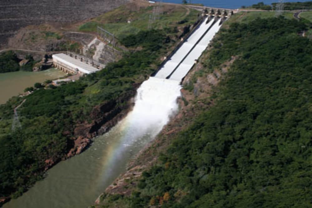 Após decisão da justiça, mansões são demolidas à beira de lago em Três Ranchos