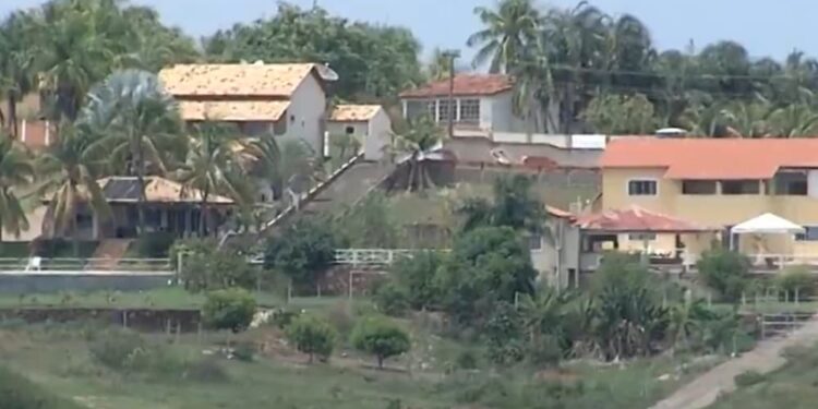 Após decisão da justiça, mansões são demolidas à beira de lago em Três Ranchos