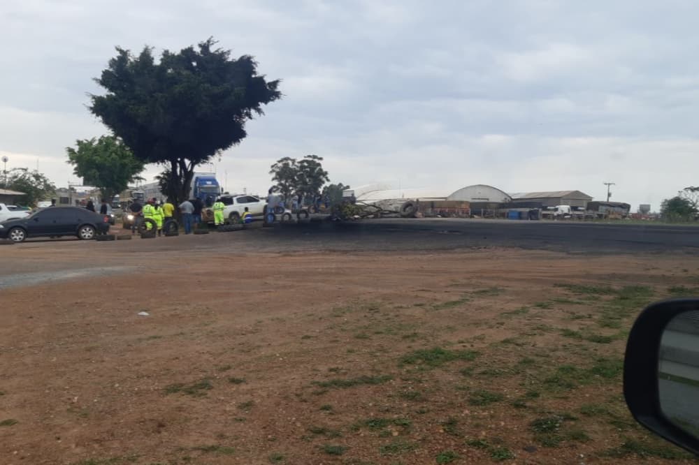 Após eleições, manifestantes bloqueiam diversas rodovias em Goiás