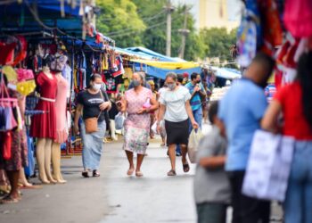 Após votação, feirantes decidem voltar Feira Hippie para dentro da Praça do Trabalhador