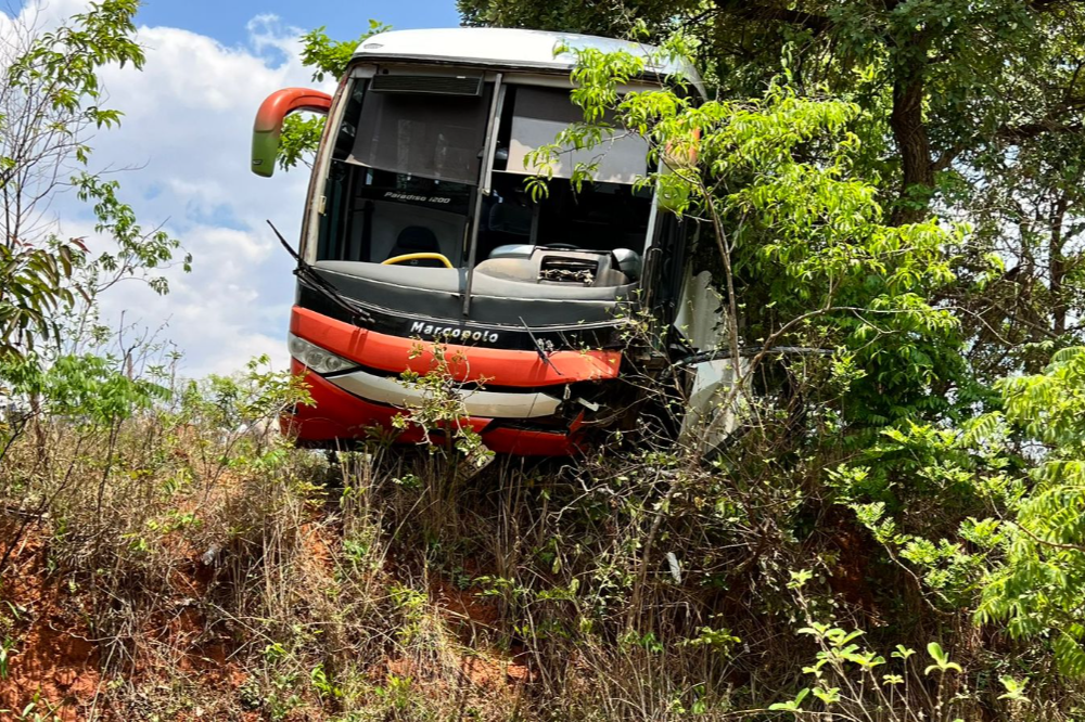 Colisão entre carro e ônibus do IFG deixa um morto em Anápolis
