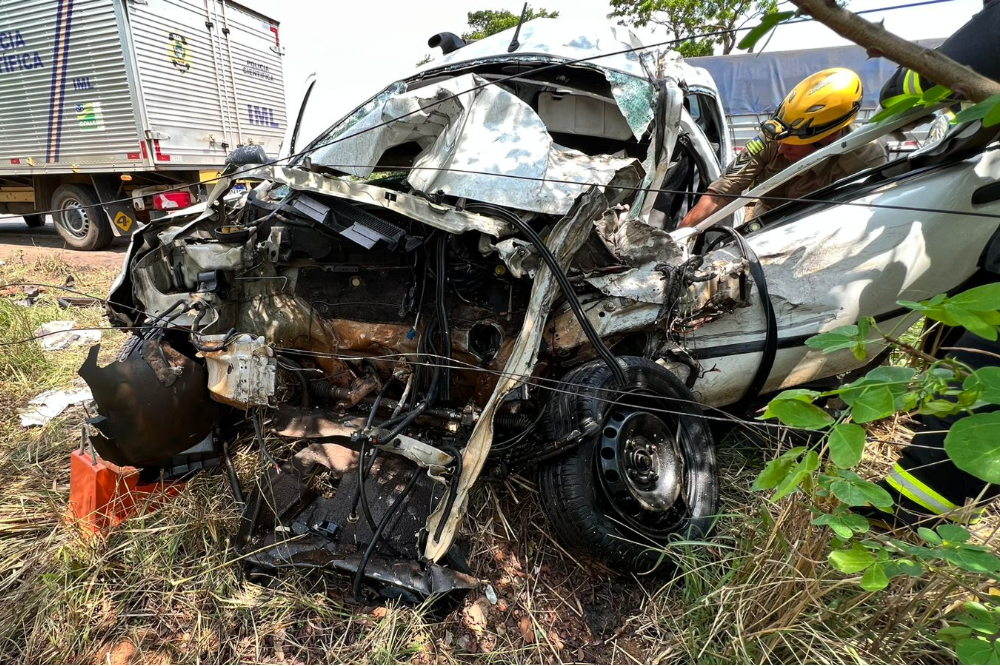 Colisão entre carro e ônibus do IFG deixa um morto em Anápolis