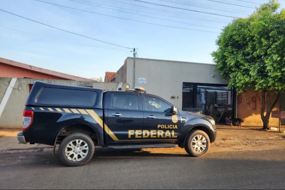 PF cumpre mandados contra suspeitos de comandar distribuição de dinheiro falso de dentro de presídio em Goiás 