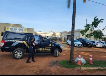 PF cumpre mandados contra suspeitos de comandar distribuição de dinheiro falso de dentro de presídio em Goiás 