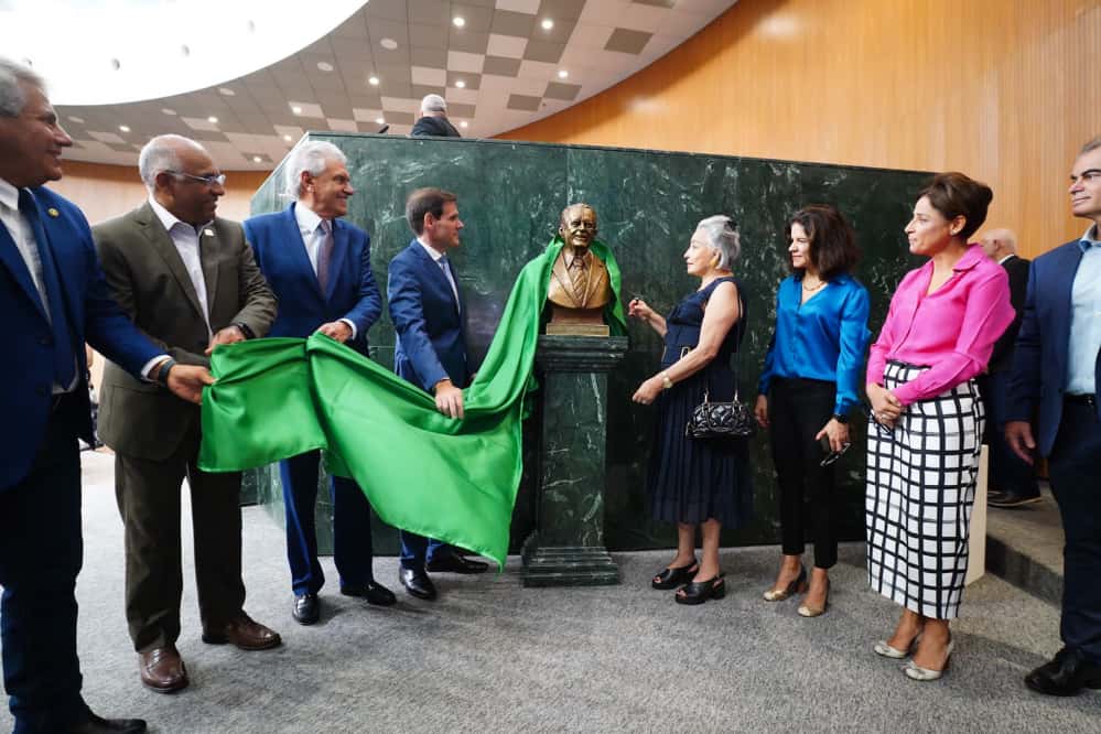 Alego inaugura busto em homenagem ao ex-prefeito Iris Rezende