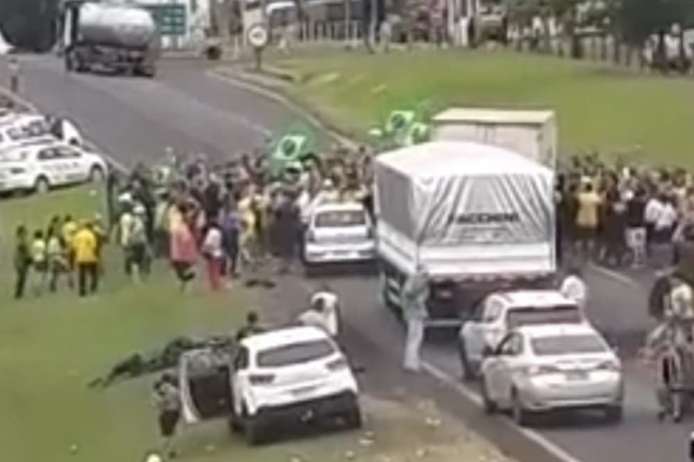Após pronunciamento, apoiadores ignoram Bolsonaro e pedem intervenção militar