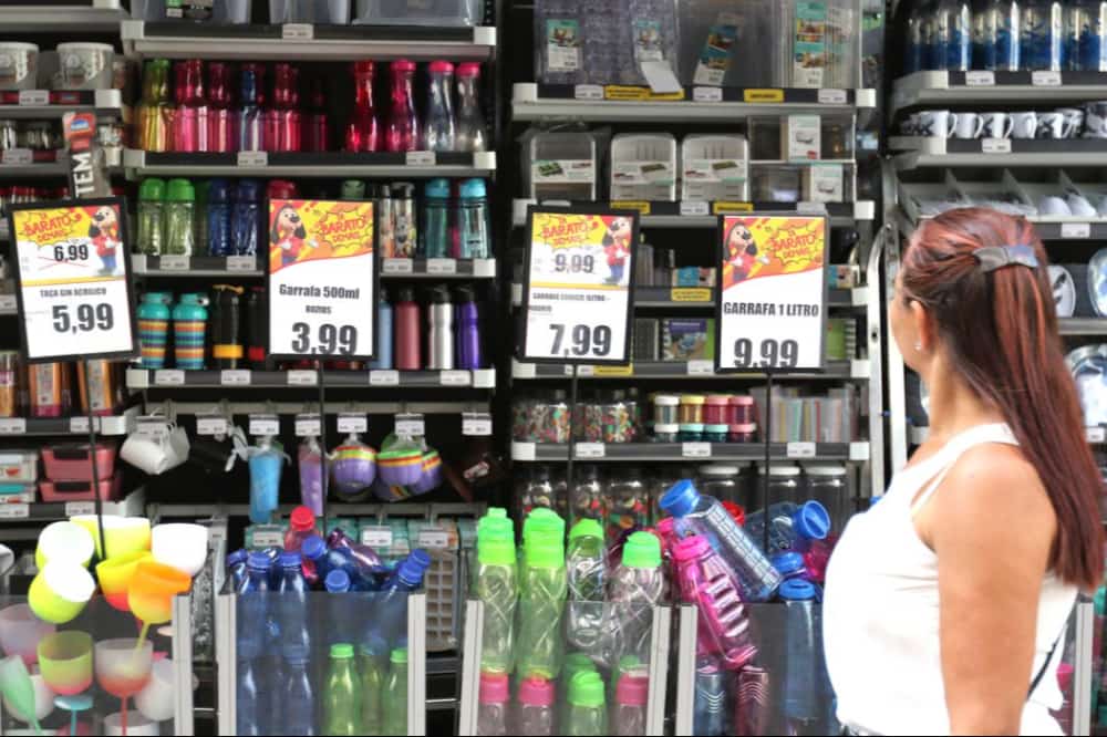 Intenção de consumo é impulsionada pela copa e proximidade das festas, diz CNC