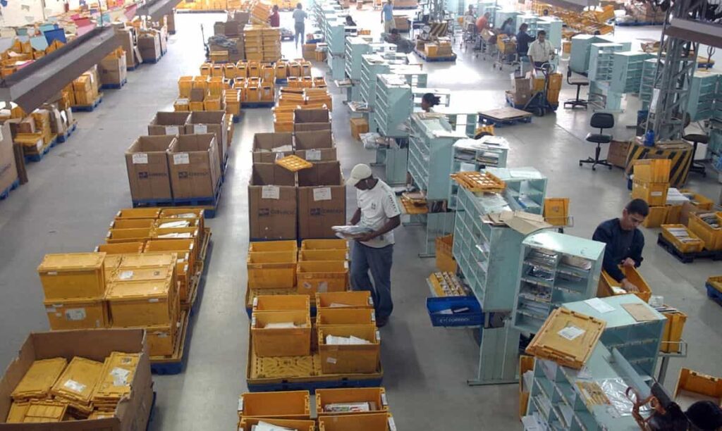 Leilão dos Correios: mais de 175 mil itens não entregues aos destinatários serão leiloados