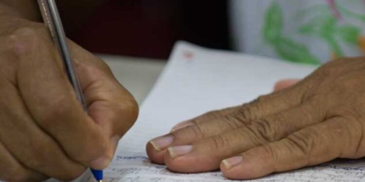 Professores da rede municipal de Goiânia denunciam desmonte do EJA