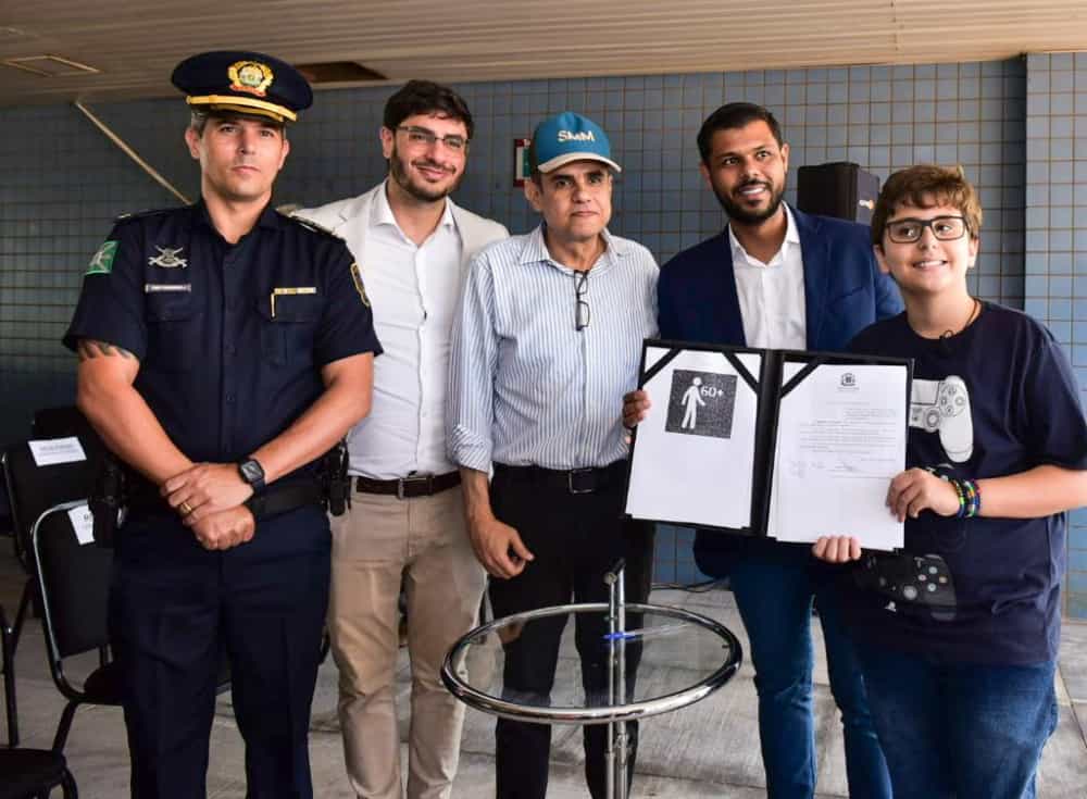 Sancionada lei que altera símbolo de idoso em placas de trânsito de Goiânia