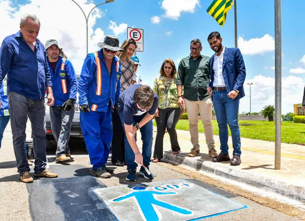 Sancionada lei que altera símbolo de idoso em placas de trânsito de Goiânia