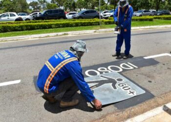 Sancionada lei que altera símbolo de idoso em placas de trânsito de Goiânia