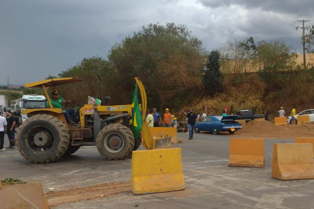 Veja quais rodovias estaduais e federais têm pontos de bloqueio por manifestantes
