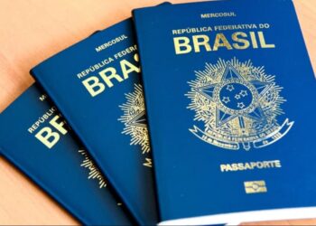 Após mais de 20 dias de suspensão, fila de emissão de passaporte passa de 108 mil pessoas
