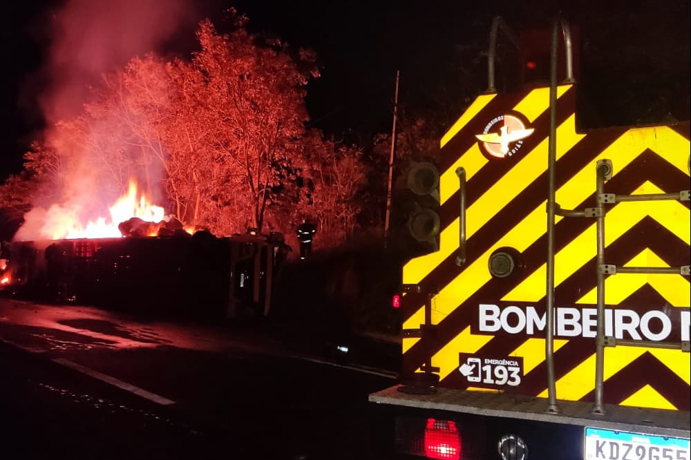Caminhão tomba e pega fogo na GO-060, próximo a São Luís de Montes Belos