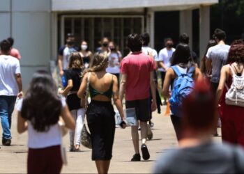 Em 2021, mais de 25% de jovens entre 15 e 29 anos não trabalhavam e nem estudavam