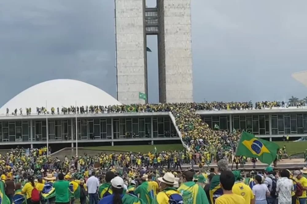 Alexandre de Moraes mantém 354 investigados presos por ataques em Brasília