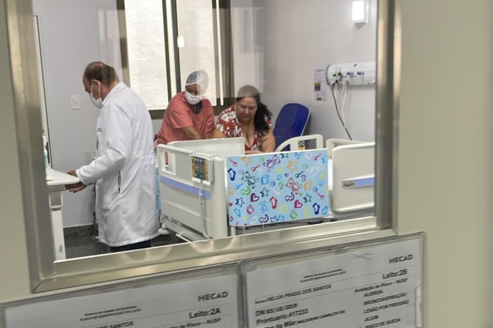 Após convulsões, gêmea siamesa tem melhora e tenta se comunicar com a mãe